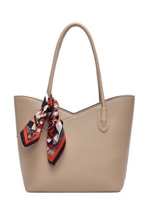 Bolso tote beige con textura, con asas largas y una bufanda atada en uno de los mangos, con un estampado geométrico multicolor.