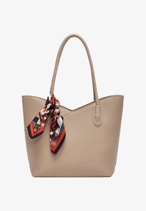 Borsa a tracolla beige con texture, manici lunghi e una sciarpa annodata con motivo geometrico multicolore su un manico.