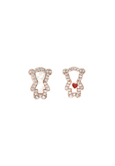 Øreringe i rosaguldt formet som bamser, den ene udfyldt med hvid perlemor, den anden omkranset af diamanter og et lille rødt hjerte.