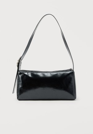 Sac d'épaule rectangulaire noir avec une sangle réglable unique et une fermeture éclair supérieure sur un fond uni.