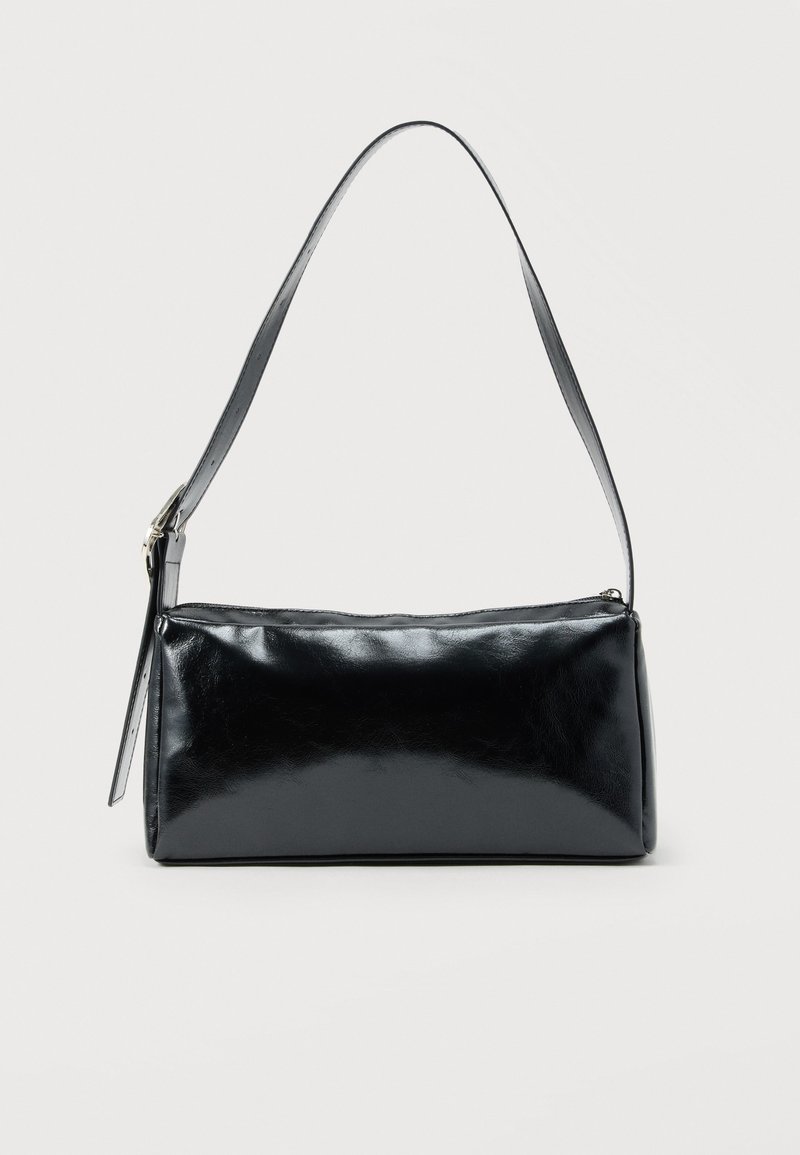 Sac d'épaule rectangulaire noir avec une sangle réglable unique et une fermeture éclair supérieure sur un fond uni.