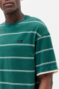 Grünes T-Shirt mit horizontalen weißen und gelben Streifen, aus weichem Stoff, mit kurzen Ärmeln und einem kleinen Logopatch.