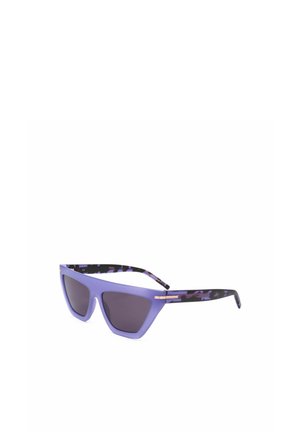 Occhiali da sole viola a forma di occhio di gatto con lenti scure e aste nere e viola decorate su sfondo bianco.