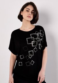 Apricot - SCATTERED SQUARES RHINESTONE  - T-shirt imprimé - black Image miniature 1