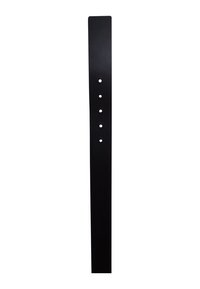 Sort læderbælte med et slankt, fladt design; har fem jævnt fordelte justeringshuller. Glat tekstur, minimalistisk stil.