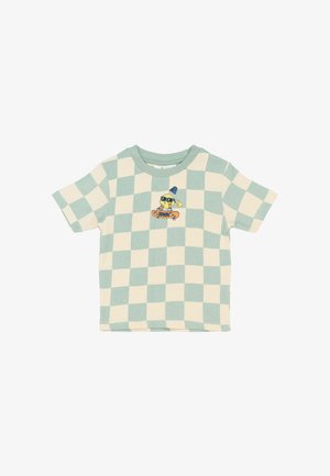 Camiseta de manga corta en patrón de tablero de ajedrez verde y crema, con un gráfico de un personaje sobre una patineta. Tejido de algodón, con cuello acanalado.