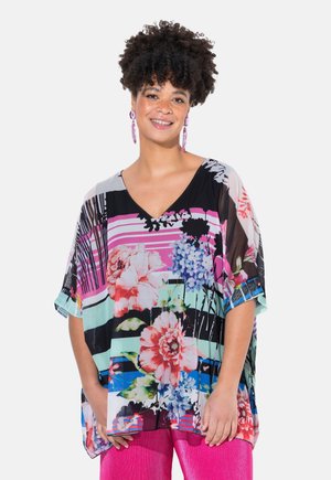 Top holgado con estampado floral en colores vibrantes, con escote en V y mangas cortas. Fabricado en material ligero y transparente.