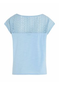 Lichtblauw top met korte mouwen, voorzien van een kantachtige, gedessineerde achterpaneel. Zachte textuur, ontspannen pasvorm en subtiele logo-detail nabij de zoom.