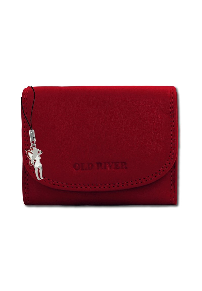 Rode leren portemonnee met een gladde textuur, voorzien van een gestikt rand, het ingedrukte logo "OLD RIVER" en een zilveren bedel die met een lus is bevestigd.
