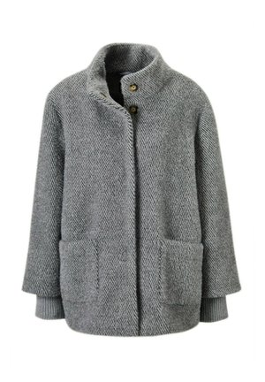 Grau gewobener Mantel mit hohem Kragen, zwei vorderen Taschen, Knopfverschluss und gerippten Bündchen. Texturiert mit einem diagonalen Muster.