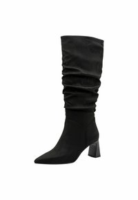 Botte noire en daim, montante jusqu'au genou, avec un design flasque, un bout pointu et un talon épais. Présente une texture lisse et une silhouette ajustée.