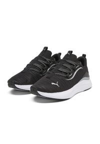 Scarpe da corsa Puma nere con suole bianche, dettagli riflettenti e lacci a fantasia, mostrate da un angolo leggermente a sinistra su sfondo bianco.