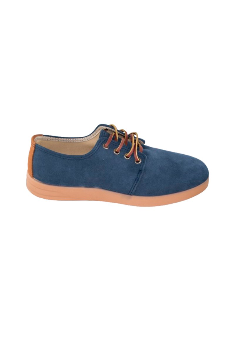 Zapato azul de ante con suela de goma marrón clara. Presenta cordones redondeados y un diseño suave y curvado con un acento beige en el tacón.
