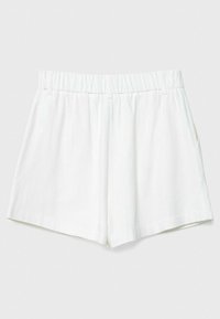 Pantaloni corti bianchi in lino con cintura elastica, vestibilità ampia e tasche laterali. Presentano una texture liscia e un taglio diritto e pulito.