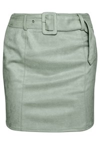 Mintgrön mocka minikjol med ett brett bälte med en rektangulär spänne, diskreta sömmar och en slät yta.