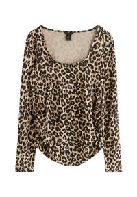 Långärmad topp i en beige tyg med svart leopardmönster. Har en rundad halsringning och rynkor på sidorna för extra textur.