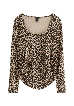 Maglietta a maniche lunghe in tessuto beige con stampa leopardata nera. Presenta un collo a giro e arricciature sui lati per un effetto di texture aggiuntivo.