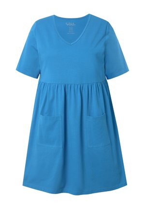Blå bomulds kjole med korte ærmer, V-hals, samlet talje og to forlommer. Glat tekstur og knælængde.