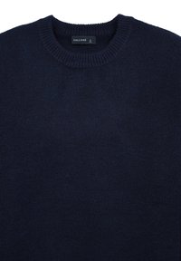 Marineblauer Strickpullover mit geripptem Rundhalsausschnitt. Besitzt eine glatte Textur und ein Etikett mit der Aufschrift "CALLIOPE" im Nacken. Größe L.