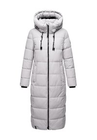 Long manteau d'hiver matelassé gris clair avec capuche, fermeture éclair à l'avant, poches latérales et cordons noirs sur la capuche.