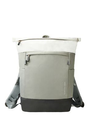 Zaino grigio con parte superiore bianca, chiusura a zip, tasca frontale e spallacci in rete. Caratterizzato da un materiale resistente e un fondo nero in contrasto.