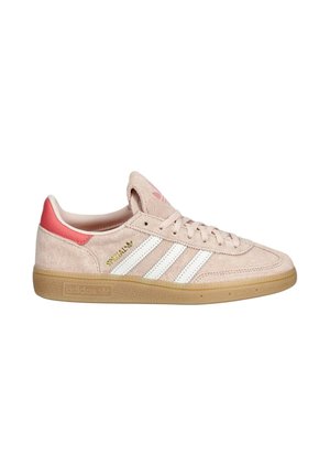 Sneaker Adidas in camoscio rosa chiaro con strisce bianche, suola in gomma naturale e linguetta rosa sul tallone, vista laterale che mostra i lacci e il marchio.