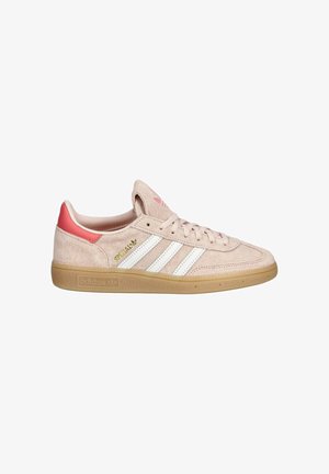 Sneaker Adidas in camoscio rosa chiaro con strisce bianche, suola in gomma naturale e linguetta rosa sul tallone, vista laterale che mostra i lacci e il marchio.