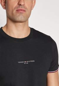 Tommy Hilfiger LOGO TIPPED TEE - Pamata T-krekls - black