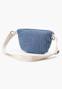Borsa in tessuto blu intrecciato con superficie testurizzata, forma triangolare e tracolla regolabile beige; dotata di chiusura con zip e accessori laterali.