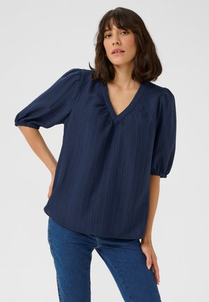 Blusa azul marino con escote en V, mangas cortas con volumen y rayas verticales texturizadas. Corte casual, hecha de tela ligera.