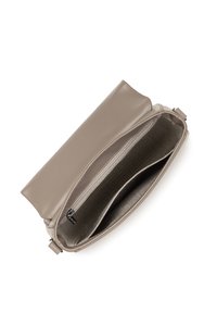 Clutch in pelle tan con finitura liscia, dotato di chiusura zip e un ampio interno foderato di un colore contrastante.
