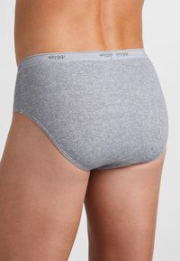 Slip in cotone grigio con una texture morbida, caratterizzati da una vita standard con il nome del marchio "sloggi" inciso. Design classico e vestibilità aderente.