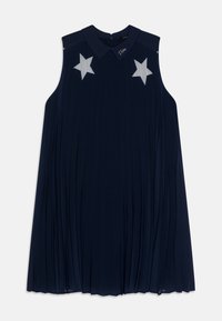 Robe sans manches bleu marine avec un design plissé, pr�ésentant deux appliqués en forme d'étoile blanche sur la poitrine et un col.