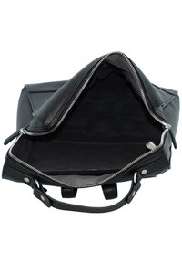 Bolso de cuero negro con apertura con cremallera. El interior cuenta con un forro suave con un patrón sutil. Incluye asas y una forma estructurada.