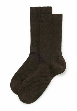 Paar dunkelbraune gerippte Crew-Socken flach auf weißem Hintergrund gelegt.