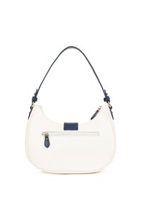 Borsa bianca testurizzata con forma curva, dettagli blu navy, manico superiore e una tasca con zip sul davanti. Inclusi dettagli in hardware dorato.
