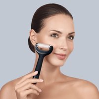 Svart handhållen ansiktsroll med strukturerat klart gelhuvud, som används på huden. Bakgrunden är i en mjuk grå färg.