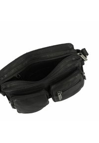 Borsa a tracolla in pelle nera con multiple tasche con zip e finitura testurizzata, dotata di due tasche frontali con zip e tracolla regolabile.