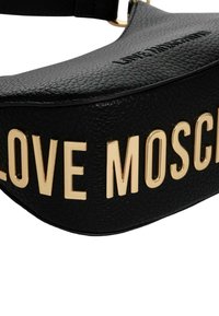 Borsa a tracolla nera in ecopelle con lettering dorato "LOVE MOSCHINO" sul fronte, caratterizzata da una superficie liscia e un design elegante.