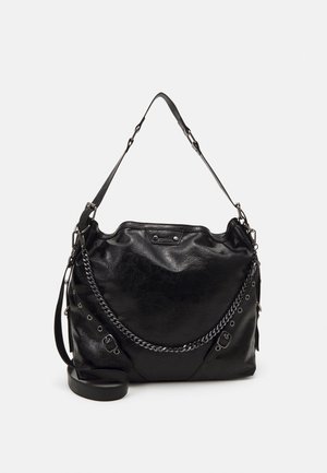 Bolso de hombro de cuero negro con correa ajustable, cadena decorativa, ojales de metal y detalles de hebilla sobre una superficie lisa y texturizada.