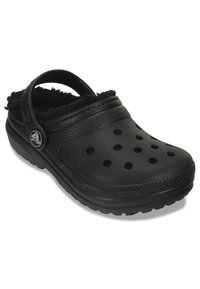 Schwarze Clogs mit einem weichen schwarzen Fellfutter, ovalen Lüftungslöchern, runder Form und einem Rückengurt für sicheren Halt. Gummisohle mit Textur.