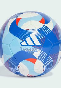 Pallone da calcio da allenamento Adidas con un design geometrico blu, bianco e rosso. Presenta pannelli esagonali e una superficie testurizzata per una migliore presa.