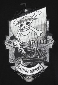 Maglietta grafica nera con una nave che ha una vela con teschio e ossa incrociate, design dettagliato della nave, e il testo "GOING MERRY" su un banner curvo.