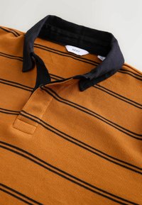 Tricou polo portocalie cu dungi negre și bleu închis, cu textura țesută, și un guler bleu închis cu un placket cu două butoane.