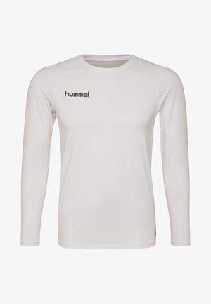 Langärmliges, körperbetontes Sportshirt aus weißem Stoff. Verfügt über einen runden Ausschnitt und ein kleines schwarzes "hummel"-Logo auf der Brust. Glatte Textur.