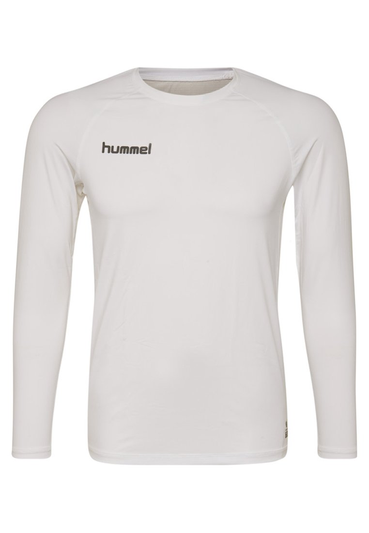 Langsleeve, aansluitend sportshirt van witte stof. Kenmerkt zich door een ronde hals en een klein zwart "hummel" logo op de borst. Soepele textuur.