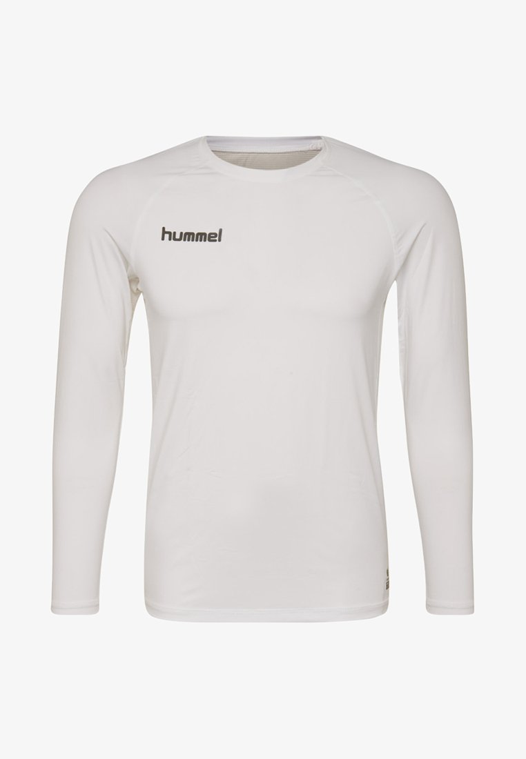 Langsleeve, aansluitend sportshirt van witte stof. Kenmerkt zich door een ronde hals en een klein zwart "hummel" logo op de borst. Soepele textuur.