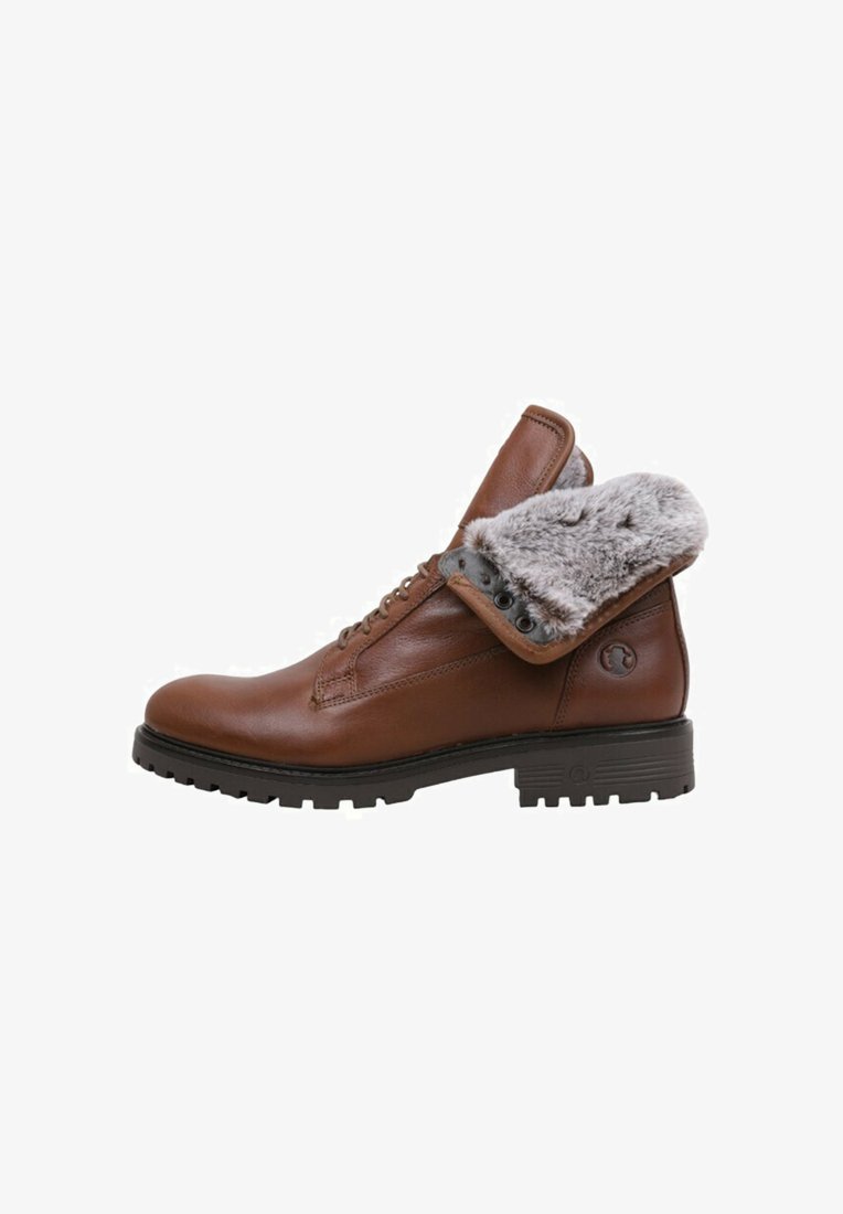 Botas de tobillo de cuero marrón que cuentan con un cuello de pelaje sintético gris que se puede doblar, un diseño con cordones, suela de goma negra resistente y logo en relieve.