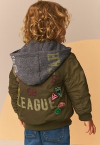 Next BADGED WITH HOOD - REGULAR FIT - Vinterjacka - khaki green