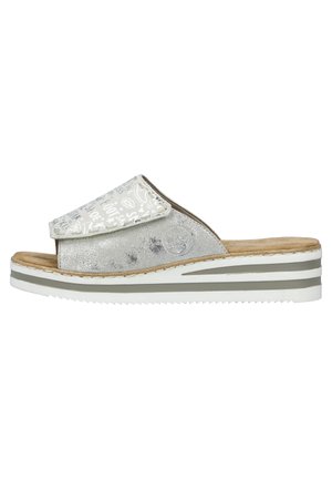 Sandales à glissière argentées avec un dessus texturé présentant des motifs imprimés blancs, un lit de pied matelassé et une semelle plateforme superposée en gris et blanc.